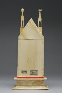 Gabled triptych, with arches (tabernacle; colonnettes) (Back, closed)