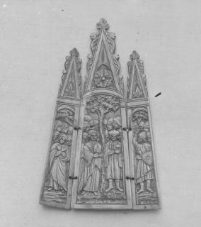 Gabled triptych, 1 register, 1 arch across (Front)