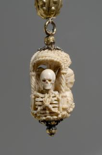 Rosary pendant, 3 faces; part of a rosary decade (chapelet) (Front)