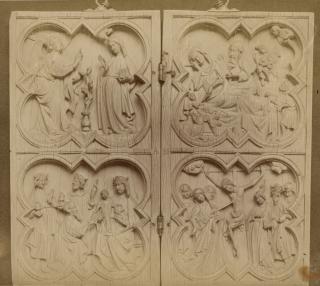 Diptych, 2 registers, with quatrefoils (quatre-feuilles) (Front)