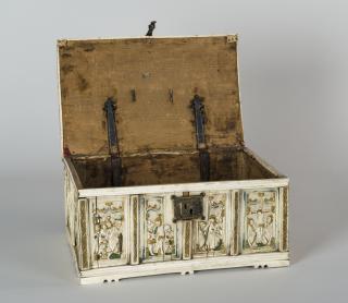 Box, with ogee arches (boîte) (Front, open)