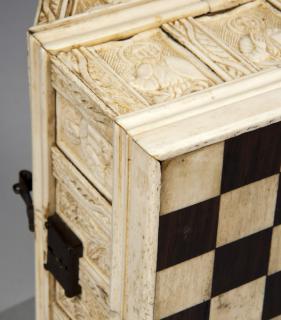 Box with pitched lid (boite) (End, detail)