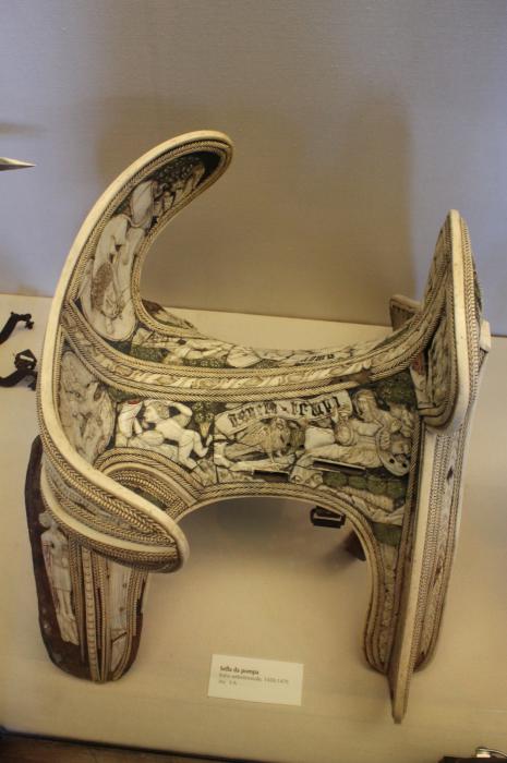 Saddle with reliefs (selle; appliqués) (Top)