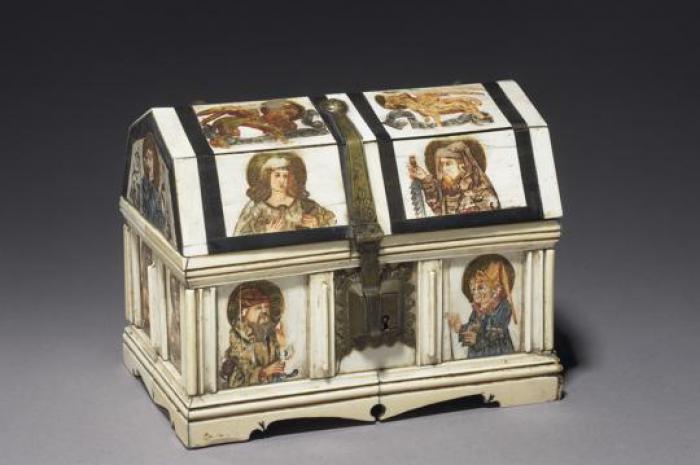 Painted box with pitched lid (boîte)