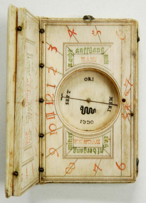 Panel, 1 register, 3 arches across (plaquette; frise d'arcatures); reused as a cover for a sundial (Interior)