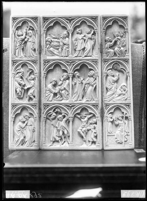 Triptych, 3 registers, with arches (frise d'arcatures; colonnettes) (Front)