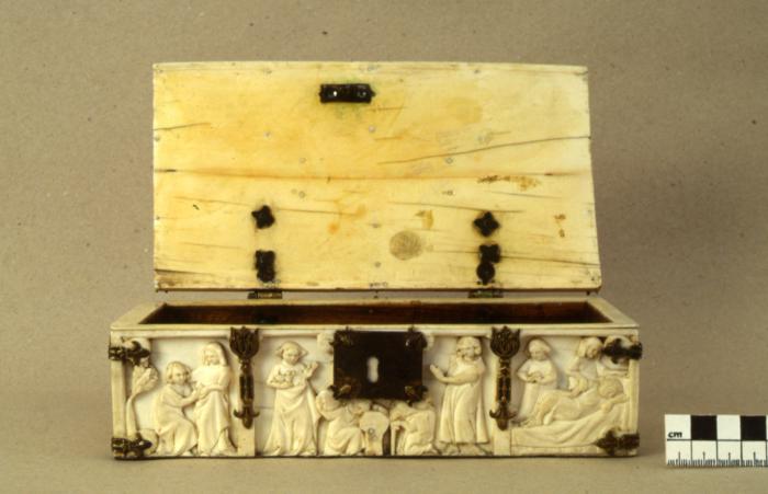 Casket with arches and bands of rosettes (coffret; décor de roses; frise d'arcatures; colonnettes) (Front, open)