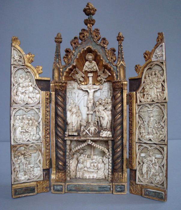 Gabled triptych, 2 and 3 registers, with quatrefoils (quatre-feuilles); reliefs (appliqués) (Front)