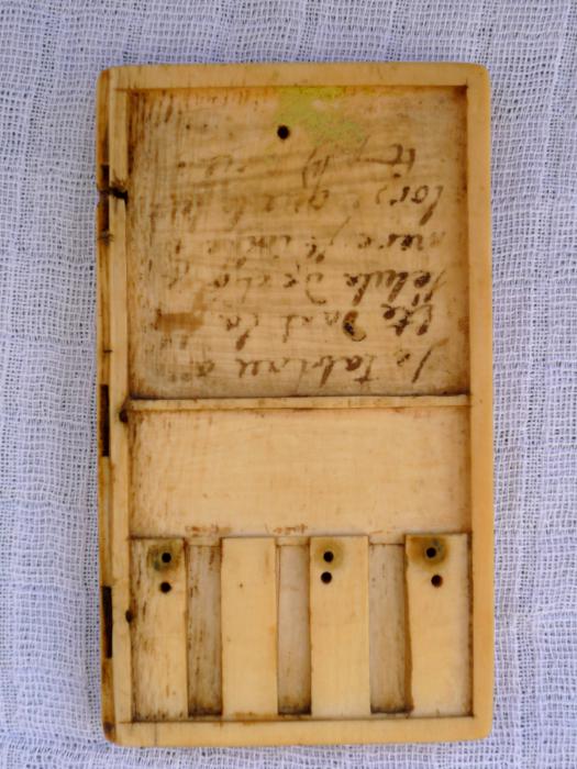 Panel (fragment of a painter's box?), 1 register, 3 arches across (frise d'arcatures; plaquette; boîte) (Back)