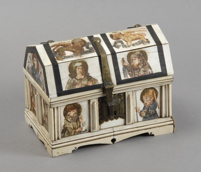 Painted box with pitched lid (boîte)