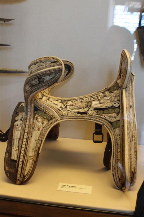 Saddle with reliefs (selle; appliqués) (Side, right)