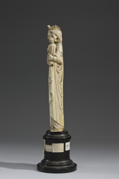 Statuette (Side, left)