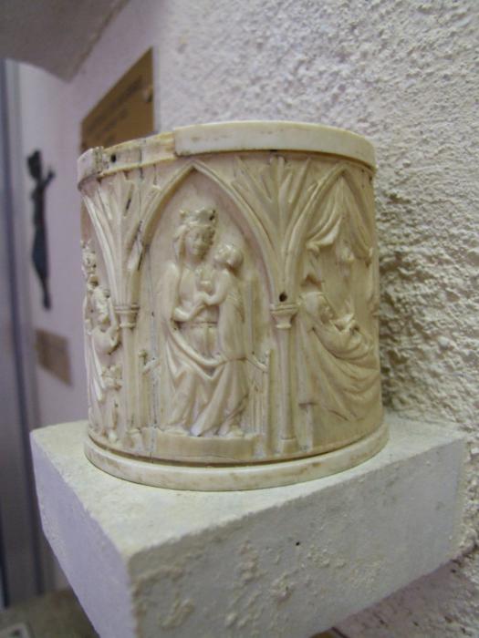 Pyxis with arches (pyxide; frise d'arcatures; colonnettes) (Side)