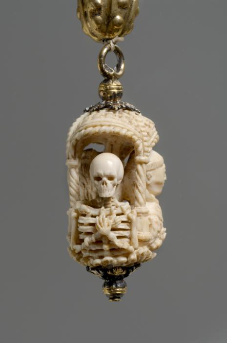 Rosary pendant, 3 faces; part of a rosary decade (chapelet) (Front)