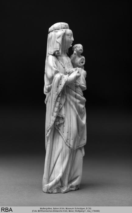 Statuette (Side (right))