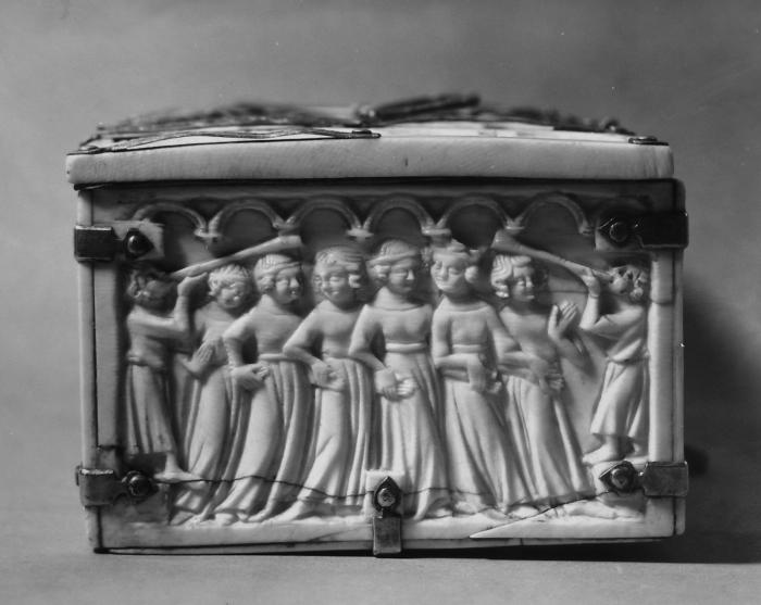 Casket, with quatrefoils and arches (coffret; quatre-feuilles; frise d'arcatures) (End, left)