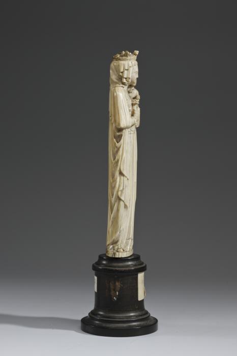 Statuette (Side, right)