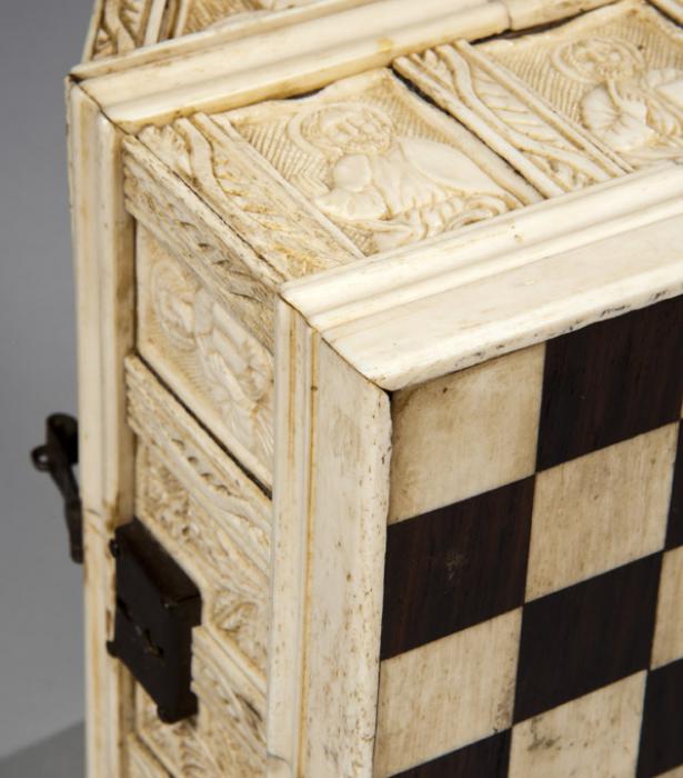 Box with pitched lid (boite) (End, detail)