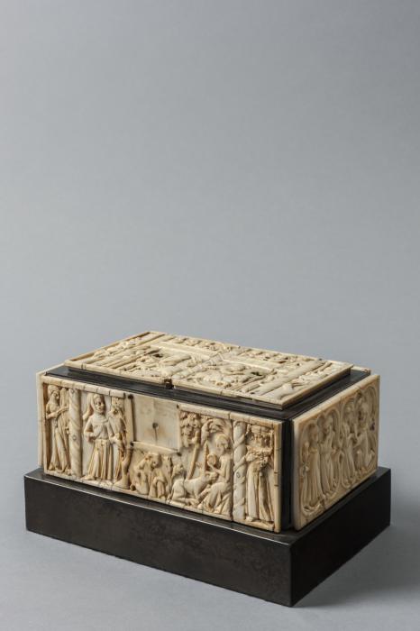 Casket with quatrefoils (coffret; quatre-feuilles) (Front)